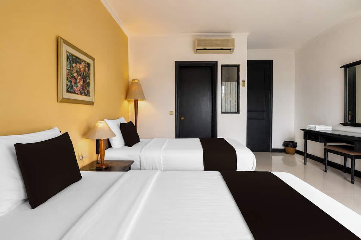 Escritorio, wifi gratis y ropa de cama 