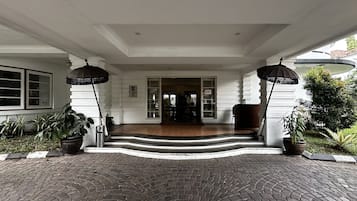 Pintu masuk properti