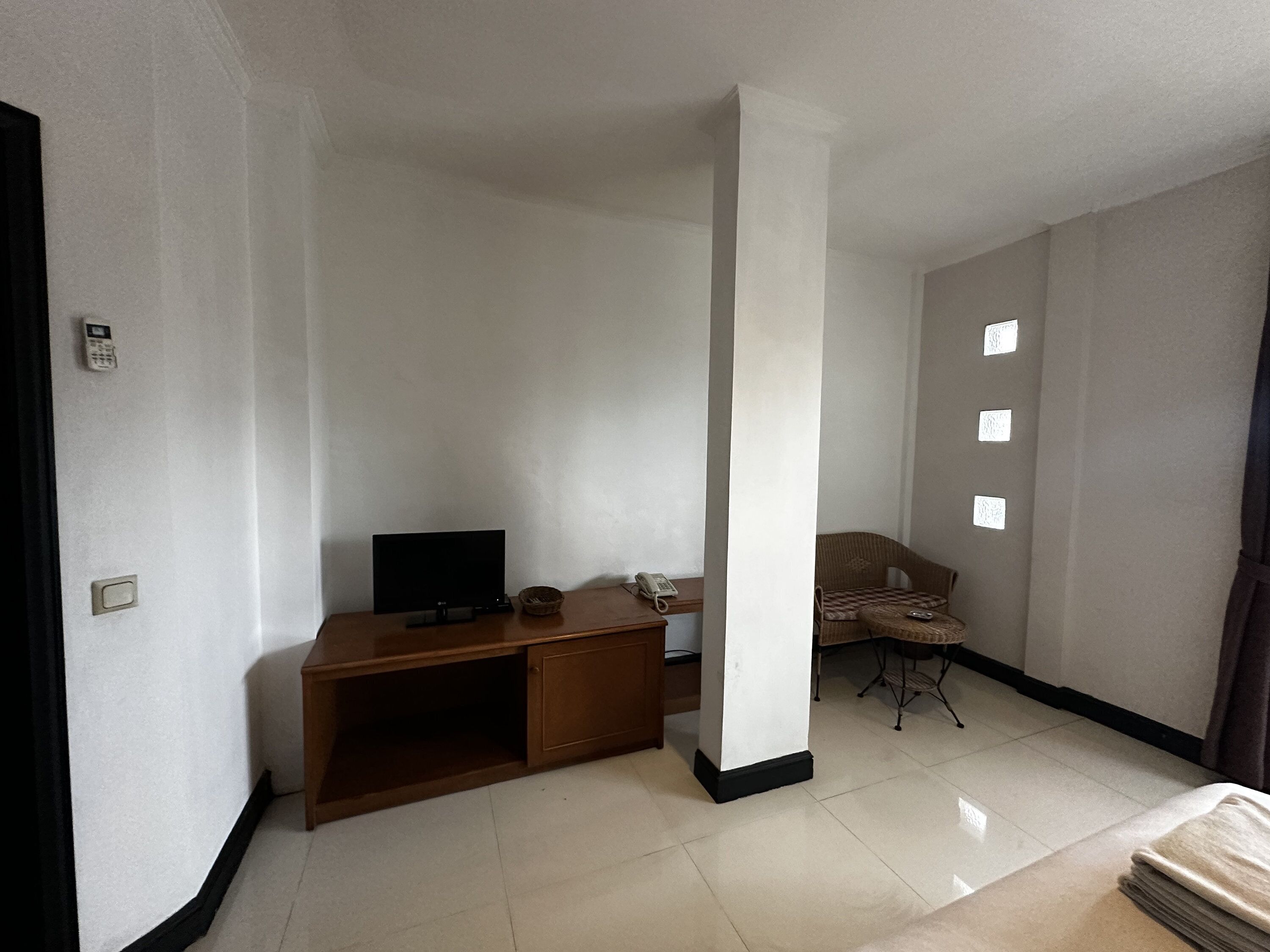 Escritorio, wifi gratis y ropa de cama 