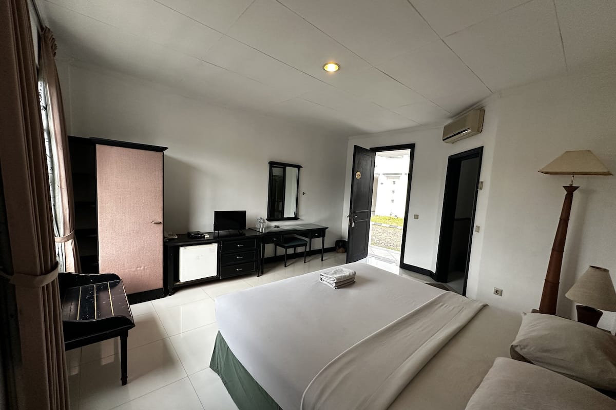 Deluxe Double Room | Desk, free WiFi, bed sheets