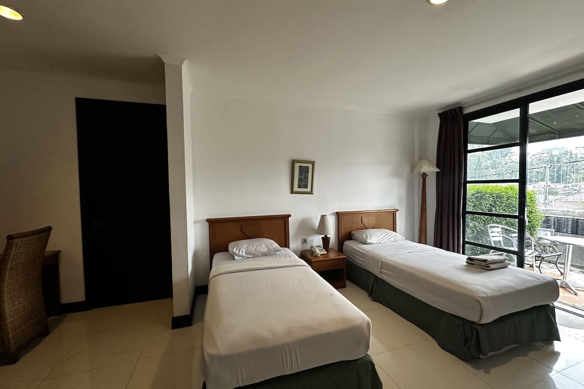 Standard Twin Room | Desk, free WiFi, bed sheets
