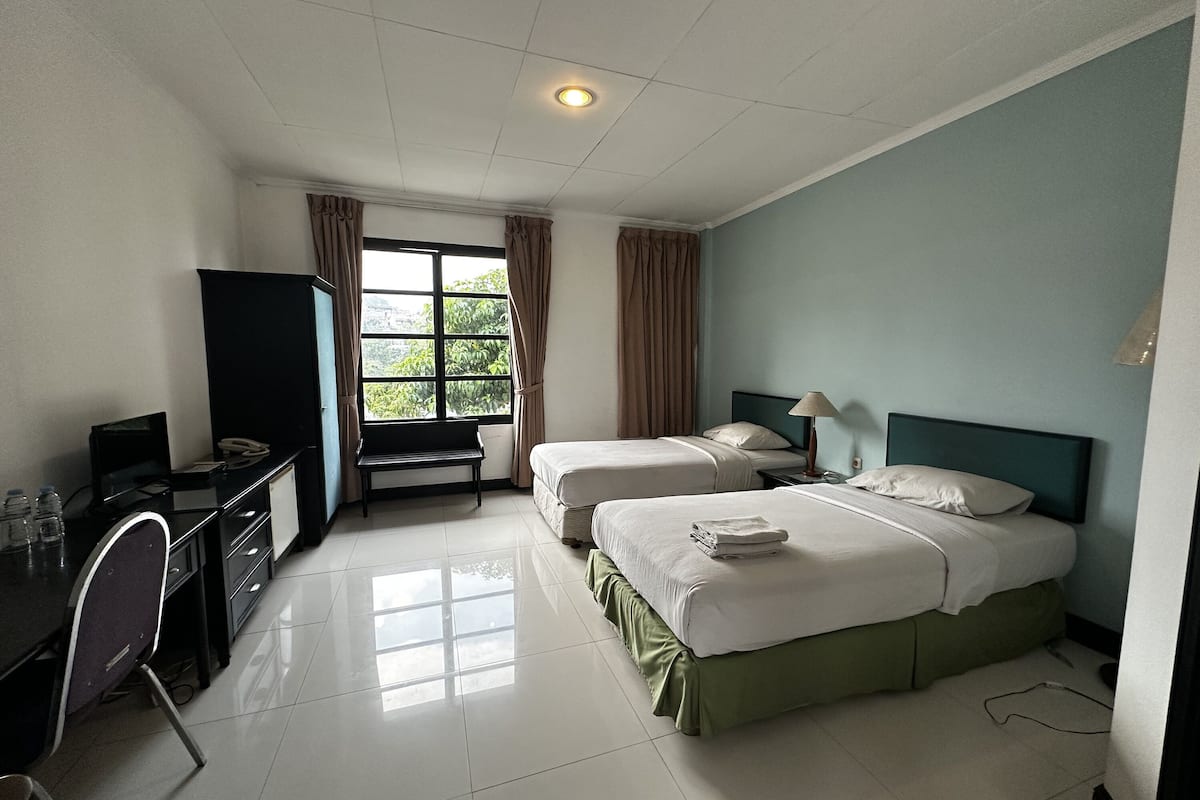 Desk, free WiFi, bed sheets