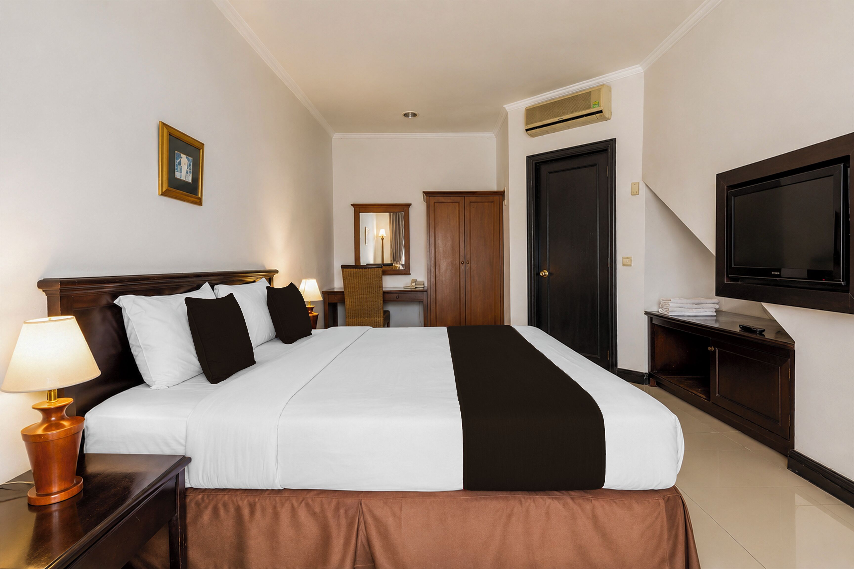 Deluxe Double with Direct Parking Area | Desk, WiFi (free), bed sheets