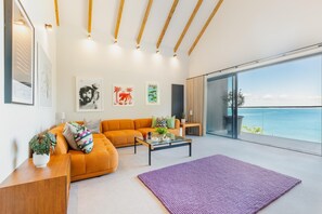 Ein modernes Wohnzimmer mit Sofa, Couchtisch und einem Kunstwerk an der Wand.