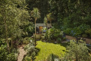 A modern house with a garden, a hot tub, and a deck. - 4 Bed in Newlyn (oc-b42667) (Newlyn)
