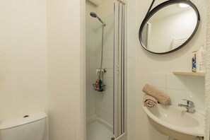Dusche, Haartrockner, Handtücher, Seife