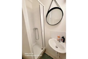 Shower, hair dryer, towels, soap - Studio 3: Cozy downtown studio • Wi-Fi, TV (Bédarieux)