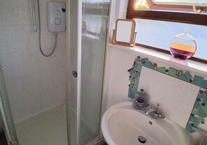 Douche, sèche-cheveux, serviettes fournies
