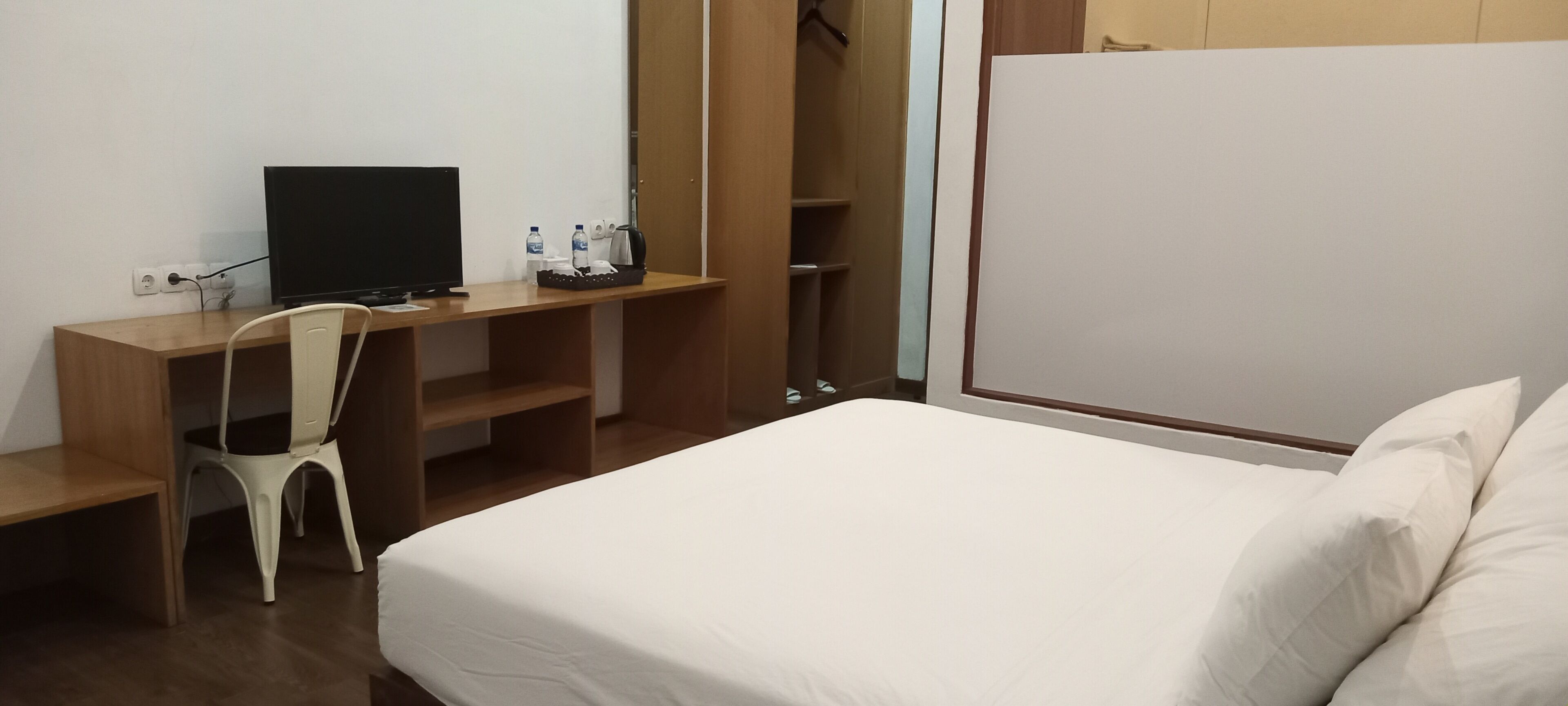 Free WiFi, bed sheets