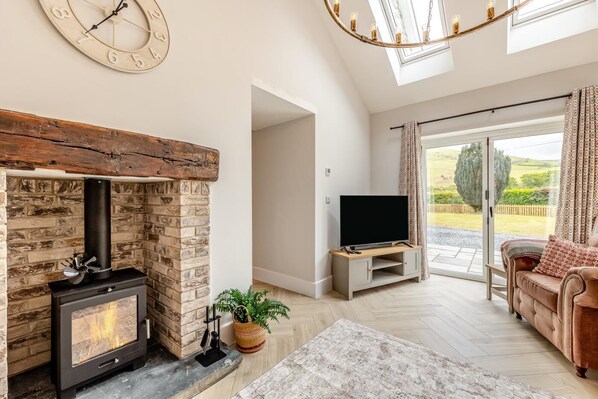 TV, fireplace - 4 Bed in Bryncrug (oc-g32336) (Bryn-Crug)