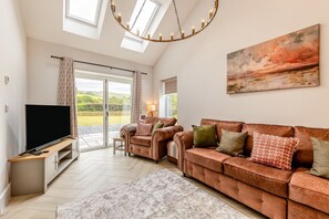 TV, fireplace - 4 Bed in Bryncrug (oc-g32336) (Bryn-Crug)
