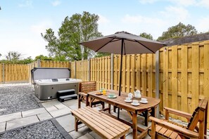 Outdoor dining - 4 Bed in Bryncrug (oc-g32336) (Bryn-Crug)
