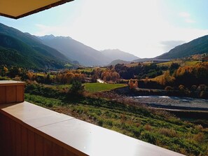 A scenic view from a balcony overlooking a valley with mountains, a river, and autumn foliage. - Apartment for 4 People in Val Cenis (Val-Cenis)
