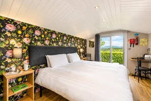 Iron/ironing board, free WiFi, bed sheets