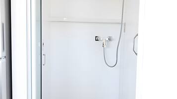 Dusche, Handtücher, Seife, Toilettenpapier