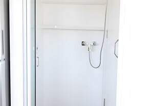 Dusche, Handtücher, Seife, Toilettenpapier