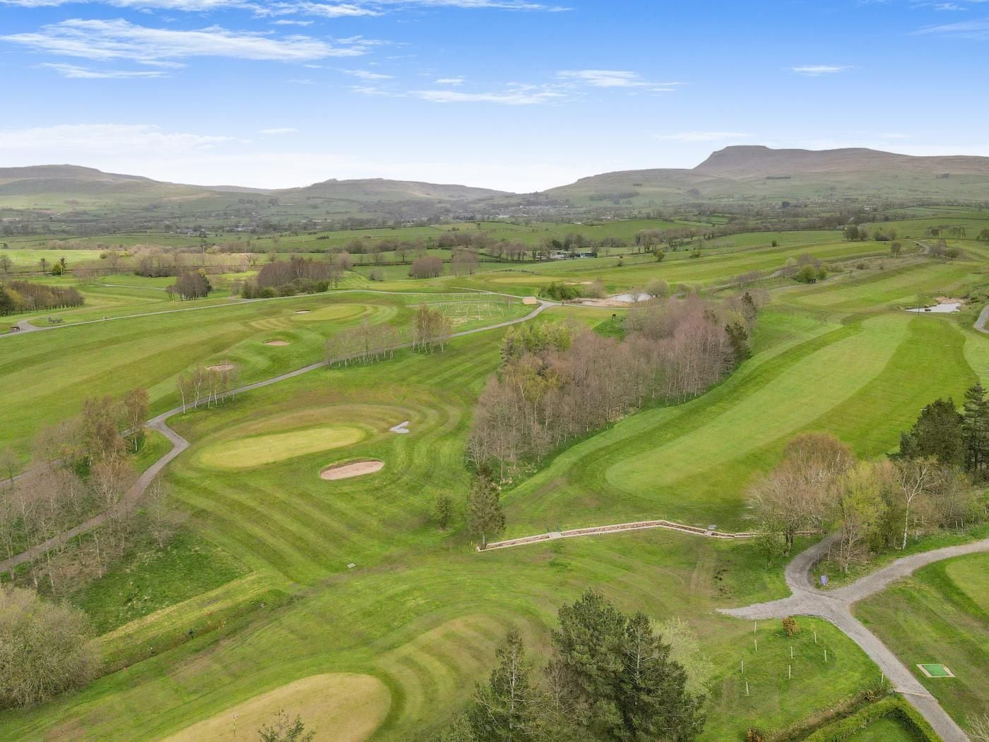 Un parcours de golf comprenant plusieurs allées, des greens et des bunkers de sable.