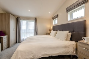 Iron/ironing board, travel cot, free WiFi, bed sheets - 2 Bed in Bentham (oc-d37872) (Bentham)