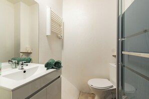 Shower, towels, soap, toilet paper - Downtown, Studio Apartment with 4 air conditioning units, Wi-Fi, Canal+, and a washing machine (Bédarieux)