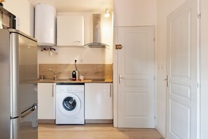 Private kitchen - Downtown, Studio Apartment with 4 air conditioning units, Wi-Fi, Canal+, and a washing machine (Bédarieux)
