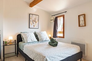 WiFi (free), bed sheets - Downtown, Studio Apartment with 4 air conditioning units, Wi-Fi, Canal+, and a washing machine (Bédarieux)