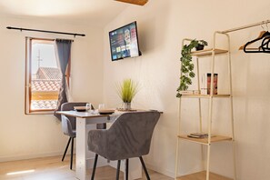 Dining - Downtown, Studio Apartment with 4 air conditioning units, Wi-Fi, Canal+, and a washing machine (Bédarieux)