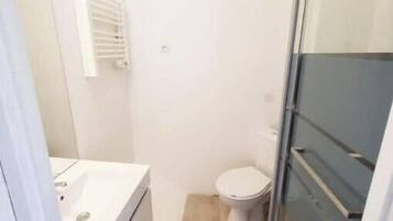 Douche, serviettes fournies, savon, papier toilette