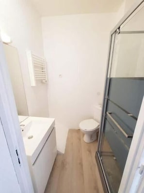 Shower, towels, soap, toilet paper - Studio 4. (Bédarieux)