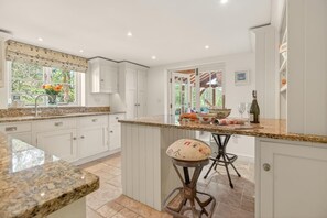 Oven, dishwasher, high chair, cookware/dishes/utensils - 5 Bed in Llanbedrog (oc-t41745) (Llanbedrog)