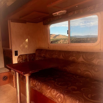 Northern Stargazing Mountain Haven, Scenic & Peaceful views 2-BR R/V with AC!