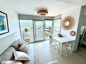 TV, ping pong - L’écrin Bleu – Sea View Apartment for 4 Guests (Le Cap d'Agde)