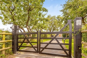 Property grounds - 1 Bed in Wyke Champflower (oc-a34177) (Wyke Champflower)