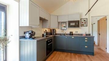 Microwave, oven, dishwasher, cookware/dishes/utensils