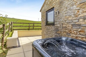 Outdoor spa tub - 1 Bed in Wyke Champflower (oc-a34177) (Wyke Champflower)