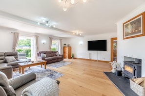 TV, fireplace - 3 Bed in Godshill (oc-n42660) (Godshill)