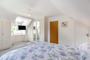 Iron/ironing board, free WiFi, bed sheets - 3 Bed in Godshill (oc-n42660) (Godshill)