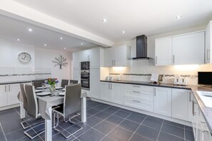 Oven, dishwasher, cookware/dishes/utensils - 3 Bed in Godshill (oc-n42660) (Godshill)