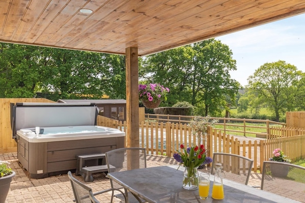 Outdoor dining - 3 Bed in Godshill (oc-n42660) (Godshill)