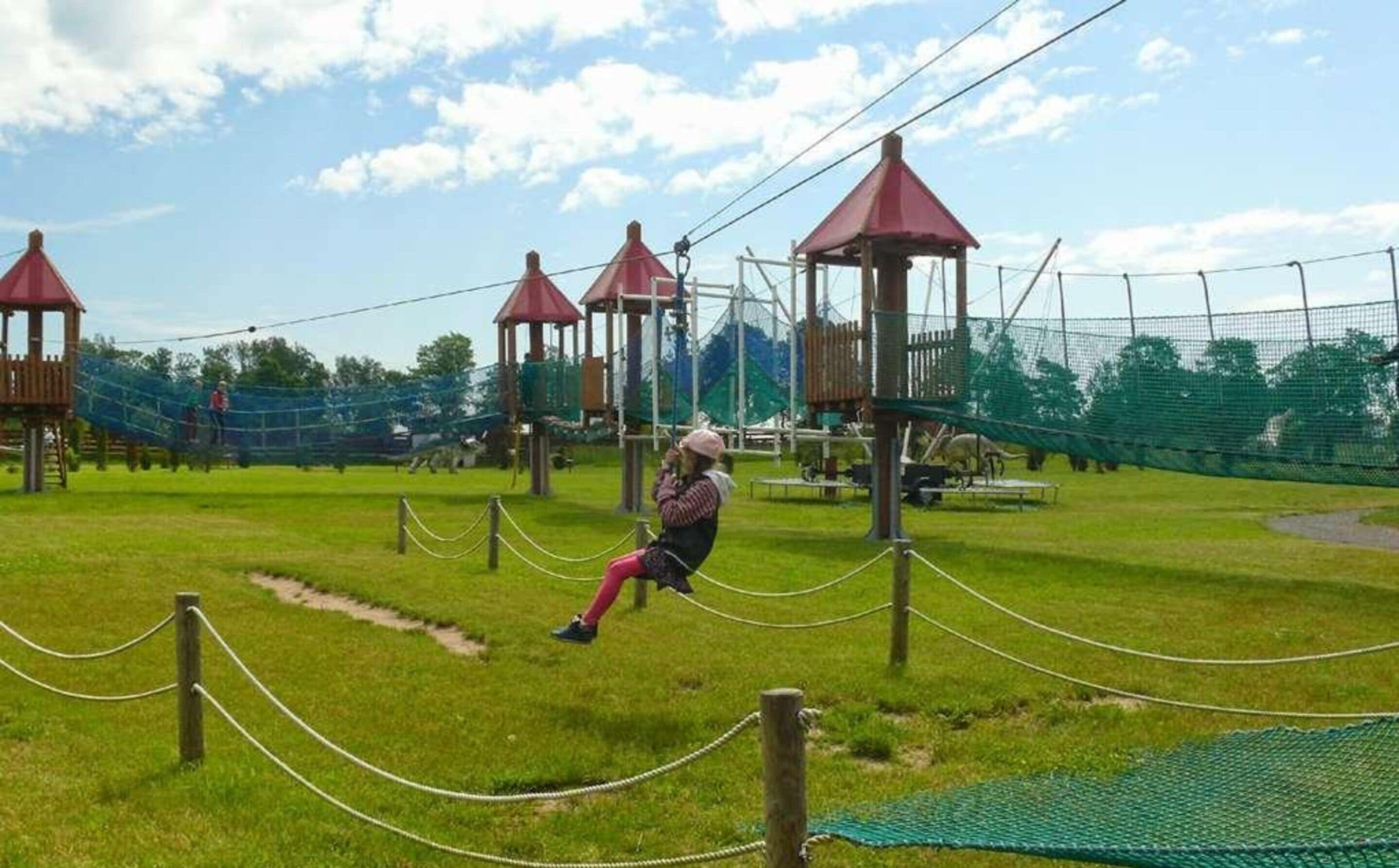 Un'area giochi con ponti sospesi e zone di arrampicata a rete.