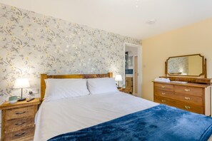 Iron/ironing board, travel cot, free WiFi, bed sheets - 4 Bed in Cwmllinau (oc-d42709) (Cwm-Llinau)