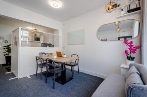 Dining - 2 Bed in Warwick (oc-c41051) (Warwick)