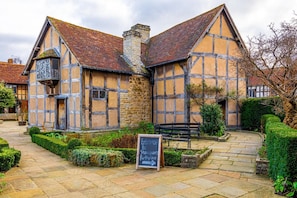 Exterior - 2 Bed in Warwick (oc-c41051) (Warwick)