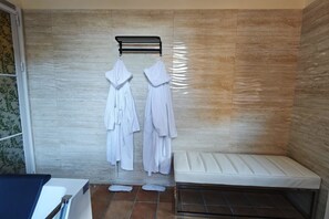 Shower, jetted bath, bidet, towels - Montefiori Suite & Jacuzzi Spa (Bologna)