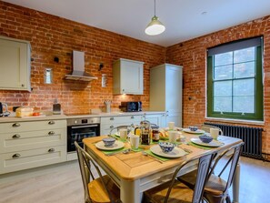 Oven, dishwasher, high chair, cookware/dishes/utensils - 3 Bed in Freshwater (oc-78099) (Freshwater)