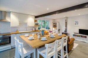 Microwave, oven, cookware/dishes/utensils - 3 Bed in Finsthwaite (oc-b42692) (Finsthwaite)