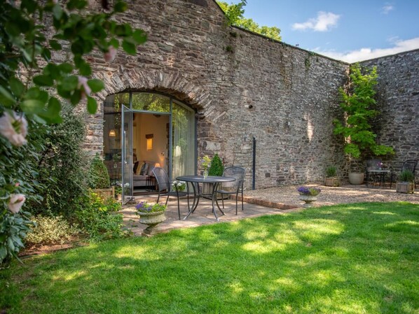 Outdoor dining - 1 Bed in Brecon (oc-42950) (Llanfrynach)