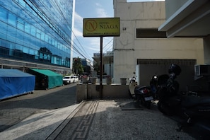 Property grounds - Townhouse Oak Hotel Niaga Surabaya (Surabaya)