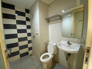 Standard Twin Room | Bathroom - Townhouse Oak Hotel Niaga Surabaya (Surabaya)