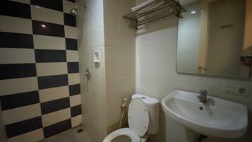 Standard Twin Room | Bathroom | Shower, towels, soap