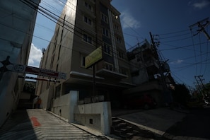 Exterior - Townhouse Oak Hotel Niaga Surabaya (Surabaya)